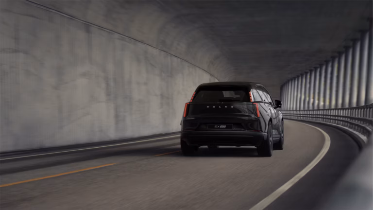 Zakelijk leasen Volvo EX60 Plus - achteraanzicht tijdens het rijden door een tunnel