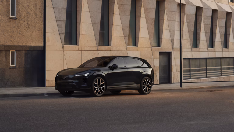 Zakelijk leasen Volvo EX60 Plus - schuin vooraanzicht bij een modern gebouw