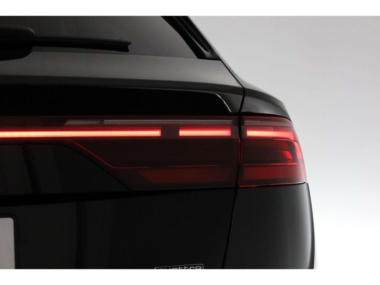Achterzijde-Audi-Q8-met-Matrix-LED-verlichting-zwart-optiek-1