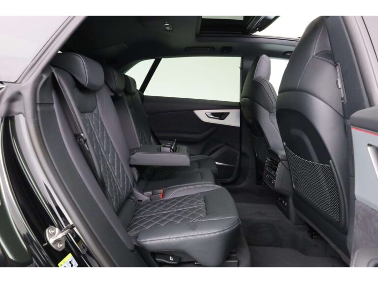 Audi-Q8-interieur-met-sportstoelen-plus-en-S-logo-1