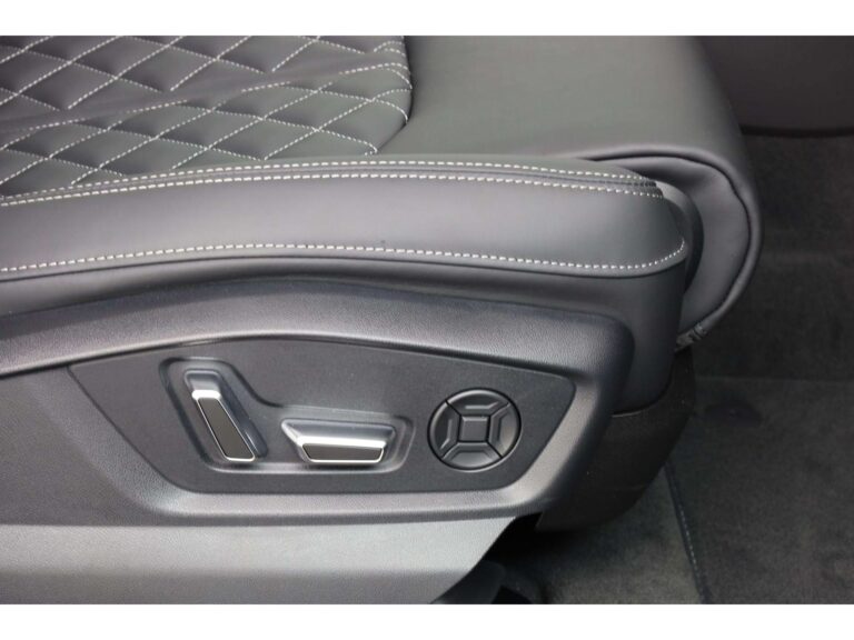 Audi-Q8-interieur-met-sportstoelen-plus-en-S-logo-2