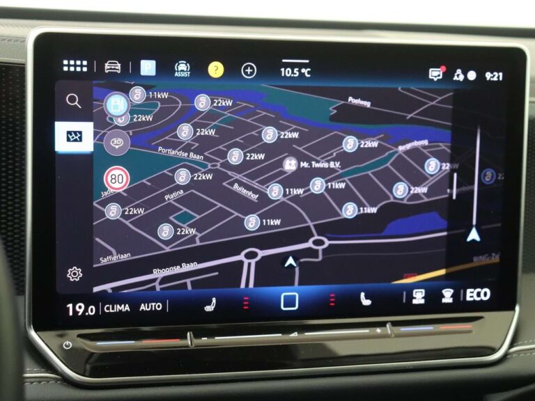 Volkswagen Passat Variant 1.5 eHybrid 204pk Business leasen - navigatiescherm met laadpalen