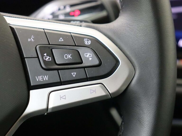 Volkswagen Passat Variant 1.5 eHybrid 204pk Business occasion lease - menuknoppen op het stuurwiel