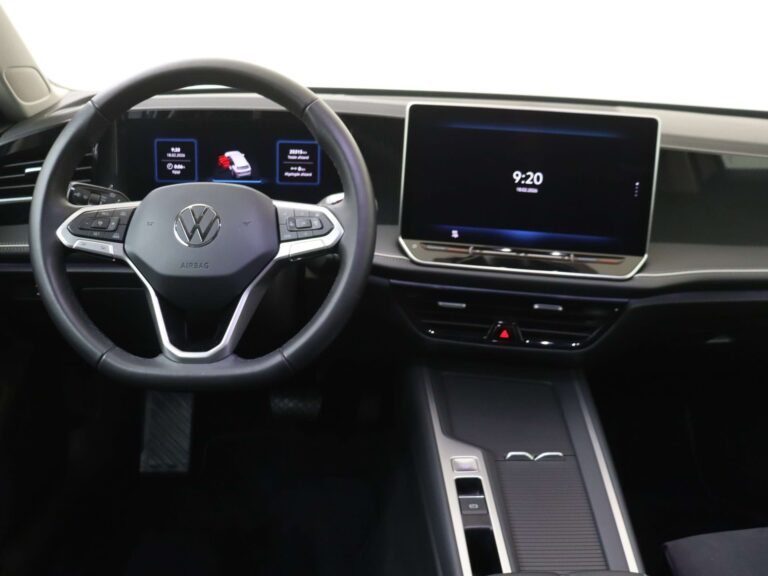 Volkswagen Passat Variant zakelijke lease - dashboard met digital cockpit en infotainmentscherm