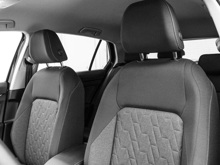 Volkswagen Golf voorraadlease - voorstoelen gezien vanaf de achterbank