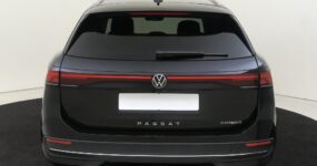 snel-rijden-volkswagen-passat-variant-hybride-stationwagon