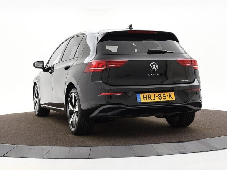 Volkswagen Golf 1.5 eHybrid 204pk DSG Life Edition voorraadlease - schuin achteraanzicht met eHYBRID-badge
