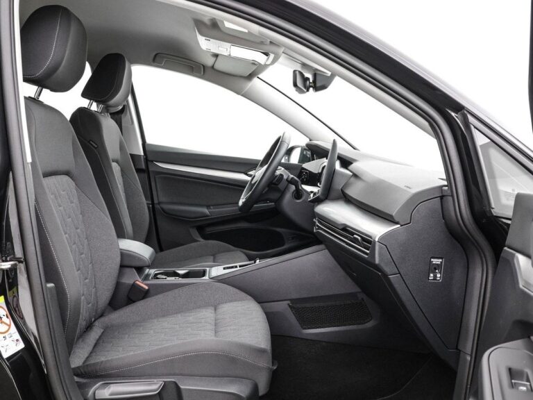 Volkswagen Golf 1.5 eHybrid 204pk DSG Life Edition zakelijk leasen - voorstoel gezien door het open portier