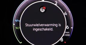 Volkswagen Golf Life Edition interieur met sfeerverlichting