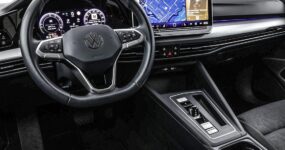 Volkswagen Golf met adaptieve cruise control op stuur