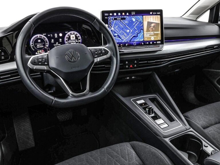Volkswagen Golf 1.5 eHybrid 204pk DSG Life Edition leasen - dashboard, tweede hoek