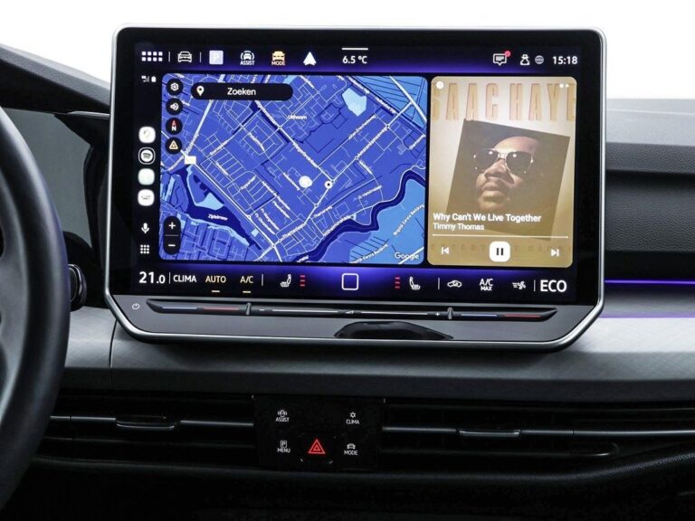 Volkswagen Golf leasen - infotainmentscherm met navigatiekaart en muziek
