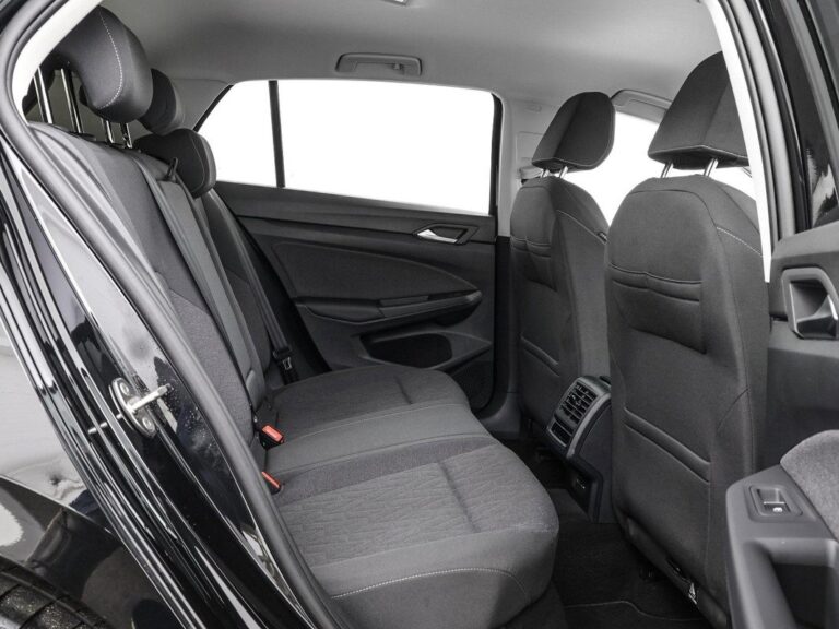 Volkswagen Golf 1.5 eHybrid 204pk DSG Life Edition leasen - achterbank gezien door het open portier
