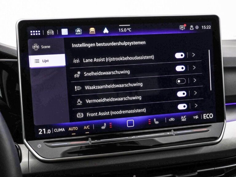 Volkswagen Golf zakelijk leasen - infotainmentscherm met rijhulpsystemen