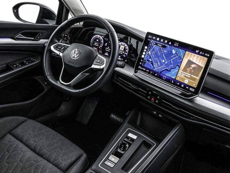Volkswagen Golf 1.5 eHybrid 204pk DSG Life Edition lease - dashboard met digital cockpit en infotainmentscherm