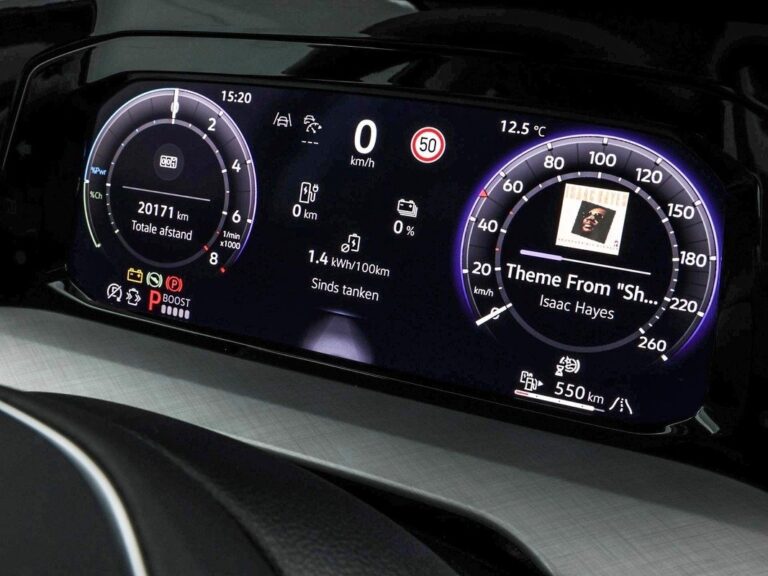 Volkswagen Golf 1.5 eHybrid 204pk DSG Life Edition occasion lease - close-up van het digital cockpit