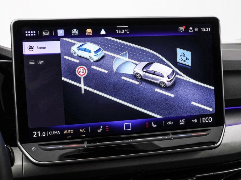 Volkswagen Golf 1.5 eHybrid 204pk DSG Life Edition lease - infotainmentscherm met adaptive cruise control
