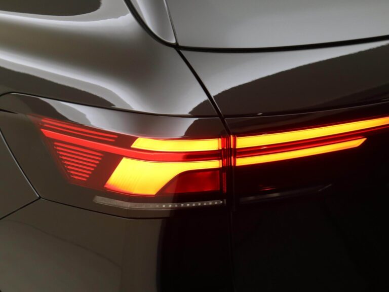 Volkswagen Passat Variant 1.5 eHybrid 204pk Business occasion lease - close-up van het achterlicht