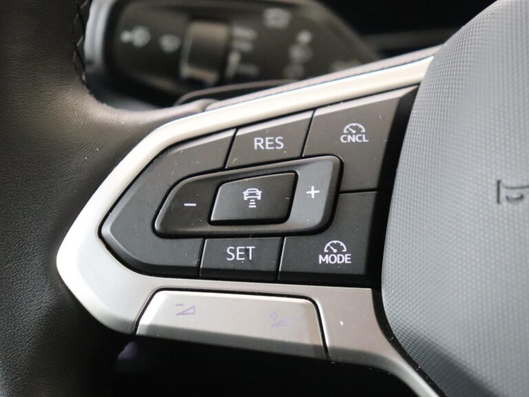 Volkswagen Passat Variant lease - bedieningsknoppen voor cruise control op het stuurwiel