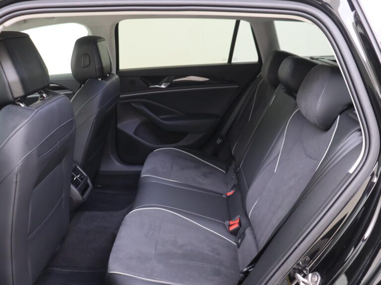 Volkswagen Passat Variant lease - achterbank gezien door het open portier
