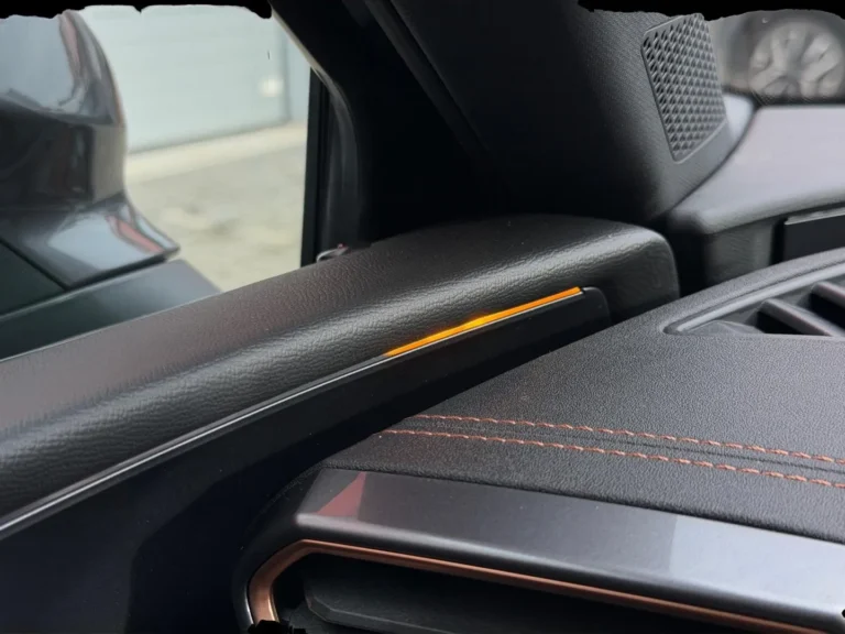 Cupra Leon zakelijke lease - close-up van de dashboardverlichting en middenconsole