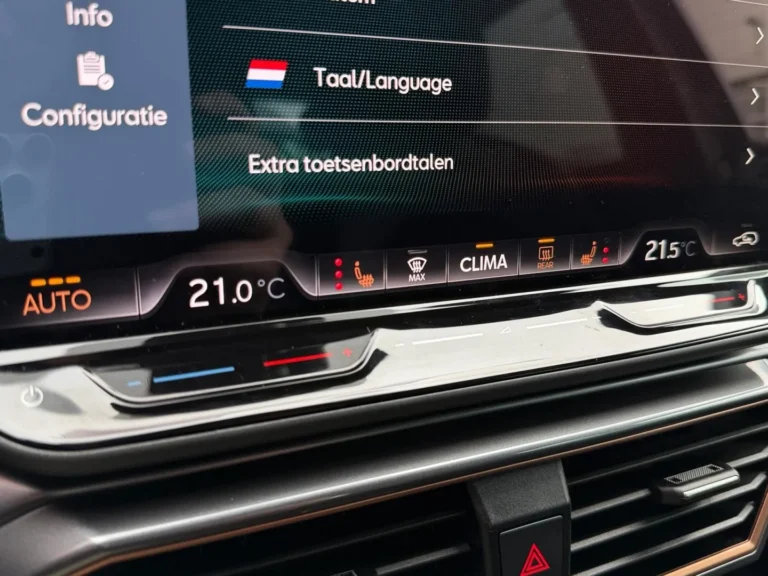 Cupra Leon 1.5 TSI e-Hybrid Business occasion lease - close-up van het infotainmentscherm met klimaatbediening