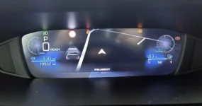 Dashboard Peugeot e-308 GT met stuurwielverwarming