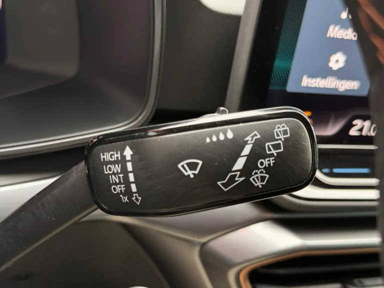 Draadloze telefoonlader Cupra Leon E-Hybrid praktisch