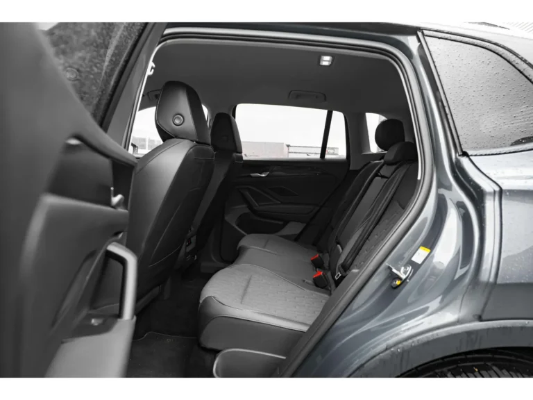 Volkswagen Tiguan 1.5 eTSI 150pk Life Edition leasen - achterbank gezien door het open portier