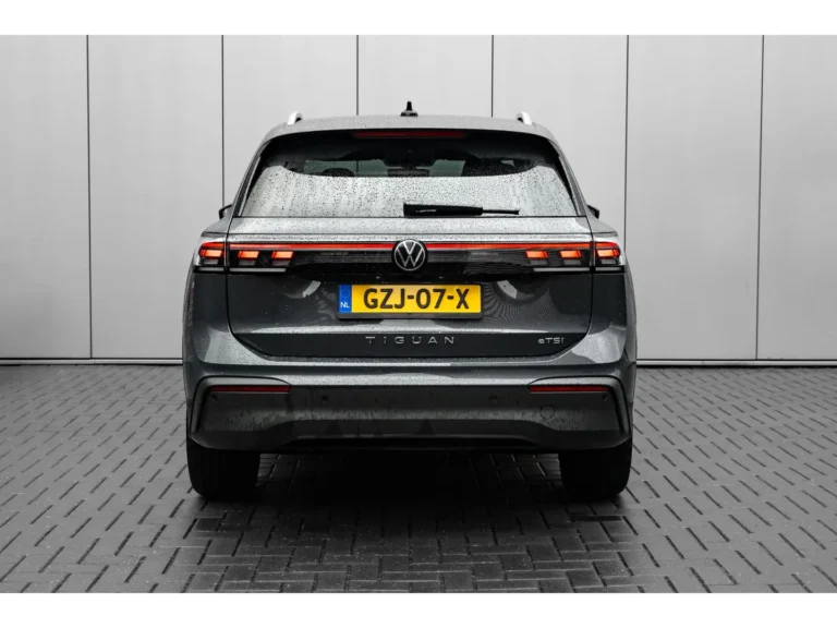 Volkswagen Tiguan voorraadlease - recht achteraanzicht met eTSI-badge