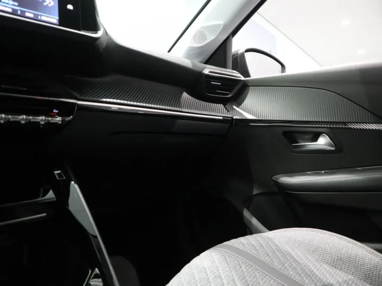 peugeot-208-gt-gris-selenium-met-zwart-panoramadak