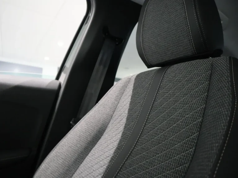 peugeot-208-gt-hybrid-145pk-zakelijk-leasen-koplampen