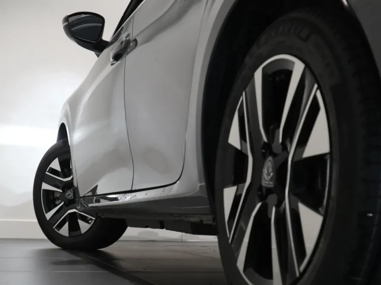 peugeot-208-gt-met-full-led-technologie-en-drie-lichtklauwen