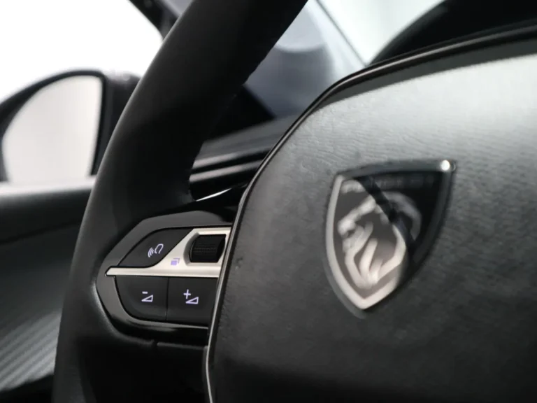 peugeot-208-gt-met-hd-achteruitrijcamera-180-graden