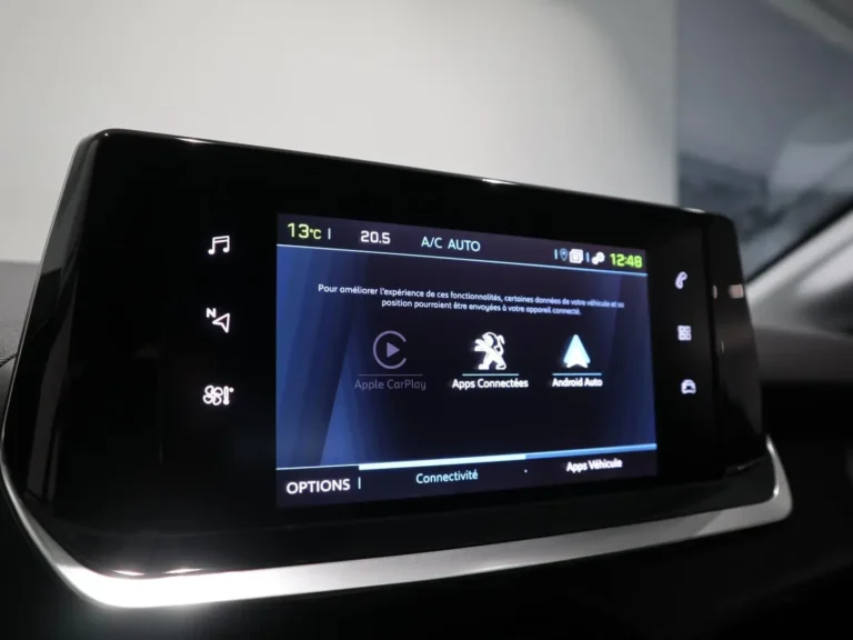 peugeot-208-gt-met-lederen-stuurwiel-en-groen-adamite-stiksel