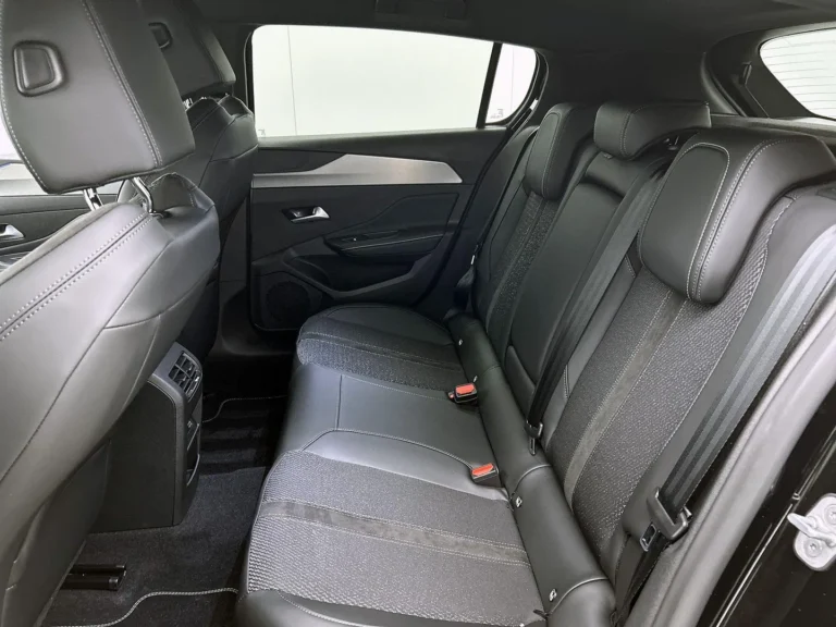Peugeot e-308 GT interieur met Alcantara bekleding