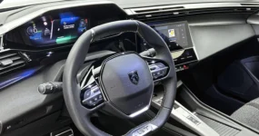 Peugeot e-308 GT met 18 inch lichtmetalen velgen