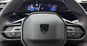 Peugeot e-308 GT met Matrix LED koplampen detail