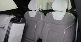 Snel rijden in de Volvo EX90 met panoramadak