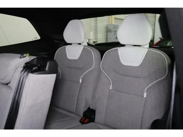 Snel rijden in de Volvo EX90 met panoramadak
