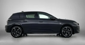 Snel rijden in deze Peugeot e-308 GT voorraad