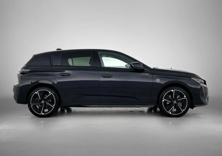 Snel rijden in deze Peugeot e-308 GT voorraad