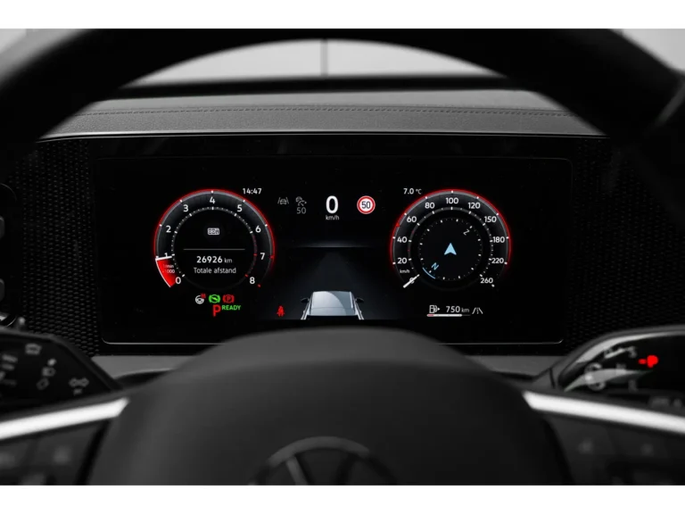 Volkswagen Tiguan 1.5 eTSI 150pk Life Edition voorraadlease - close-up van het digital cockpit