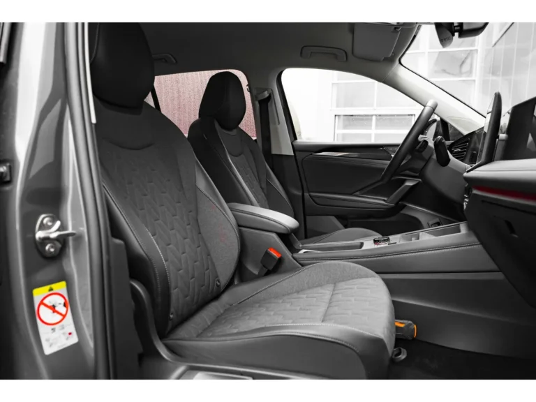 Volkswagen Tiguan 1.5 eTSI 150pk Life Edition voorraadlease - voorstoel gezien door het open portier