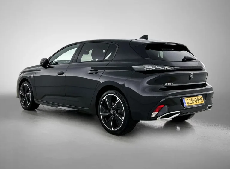 Snel rijden in Peugeot e-308 voorraadlease occasion