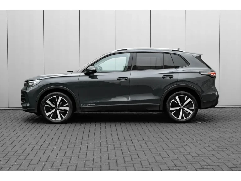 Volkswagen Tiguan zakelijke lease - zijaanzicht bij de showroom