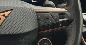 Zwarte Cupra Leon E-Hybrid stationwagon zakelijk leasen