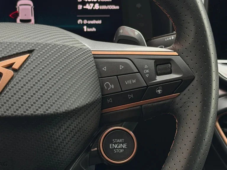 Zwarte Cupra Leon E-Hybrid stationwagon zakelijk leasen