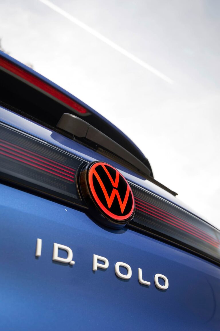 Volkswagen ID. Polo 52kWh Style First Edition zakelijk leasen - detail van het verlichte VW-logo