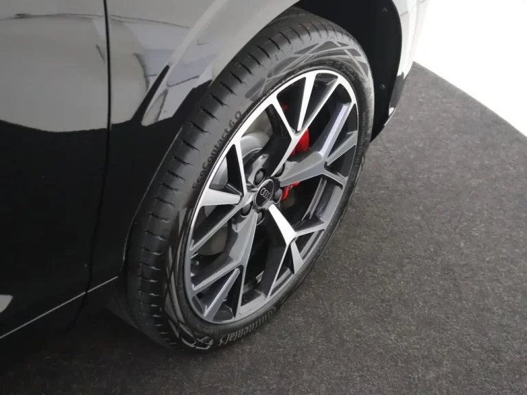 Audi Q3 S edition zakelijk leasen met 20 inch lichtmetalen velgen